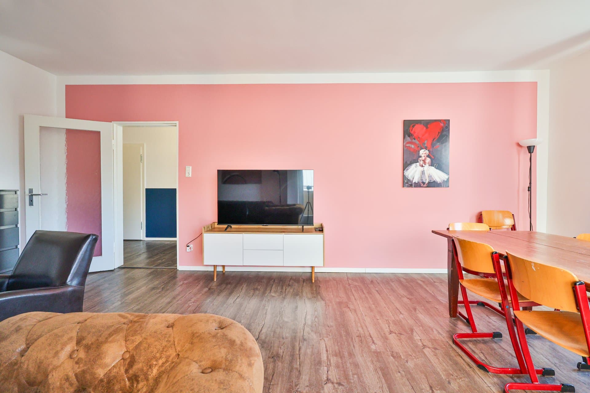 Spacious Flat Karlsruhe Hauptbahnhof — Ferienwohnung mit Wohnbereich, Self Check-in 24/7