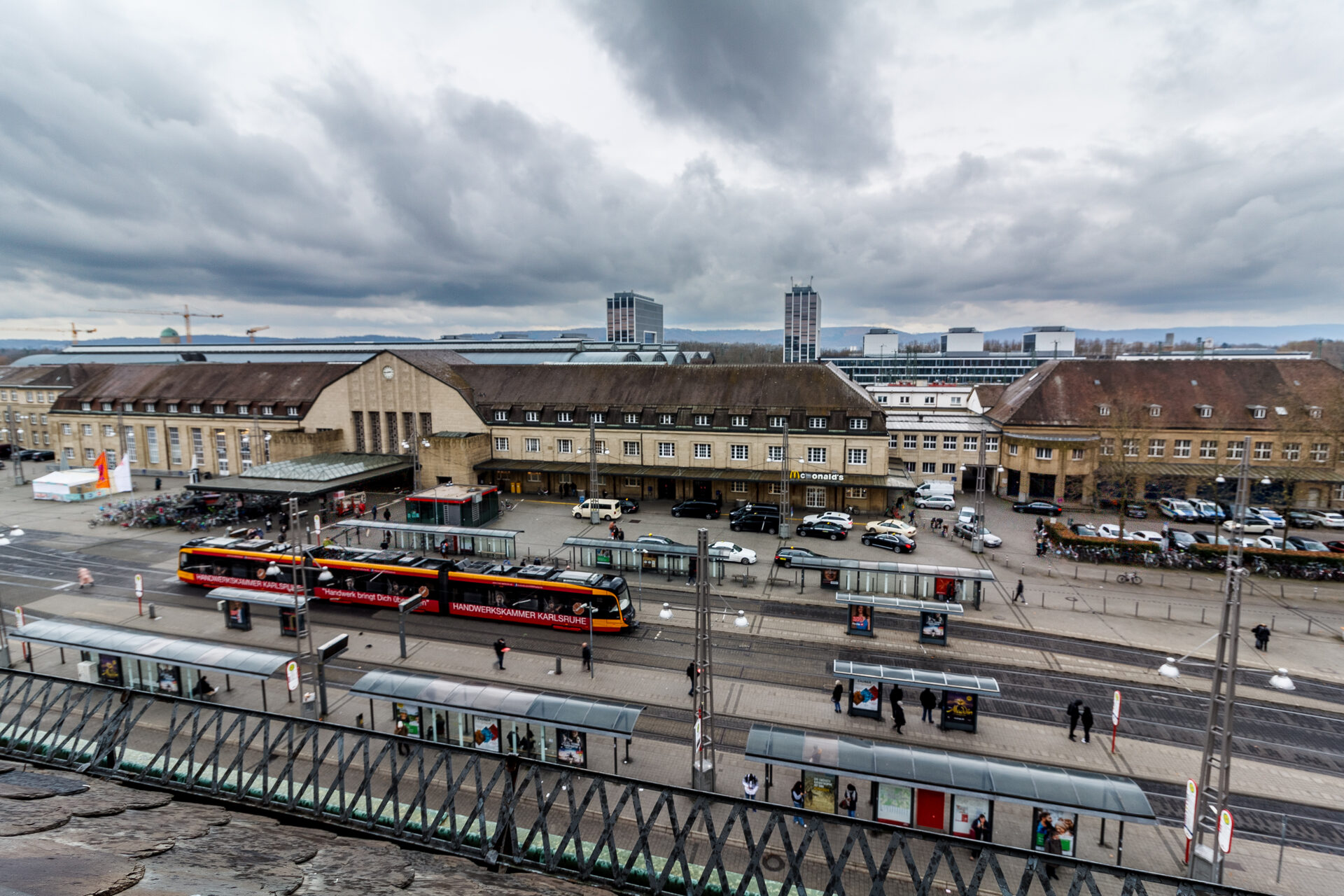 Blick vom 5. OG auf den Karlsruher Hauptbahnhof